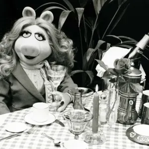 Miss Piggy's Lavish Feast Print (00148) Miss Piggy's Lavish Feast Print (00148)