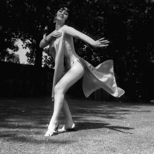 La bailarina de estómago Julie Mendoza protagoniza junto a Norman Wisdom en la película Early Bird. La bailarina de estómago Julie Mendoza protagoniza junto a Norman Wisdom en la película Early Bird.