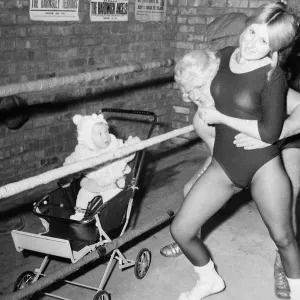 Las luchadoras de mujeres Sybil Bowker le da a su entrenador Bobby Barron un tiempo apretado como 14 meses. Las luchadoras de mujeres Sybil Bowker le da a su entrenador Bobby Barron un tiempo apretado como 14 meses.