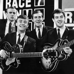 Grupo pop Gerry y los Pacemakers. Gerry Marsden (fila delantera, izquierda, guitarra negra). Grupo pop Gerry y los Pacemakers. Gerry Marsden (fila delantera, izquierda, guitarra negra).