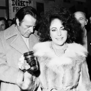 Richard Burton & Elizabeth Taylor al Pedro Youth Club, Clapham, East London. Richard Burton & Elizabeth Taylor al Pedro Youth Club, Clapham, East London.