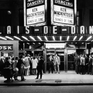 Le vendredi soir au Hammersmith Palais, Londres, une expérience est menée. Le vendredi soir au Hammersmith Palais, Londres, une expérience est menée.