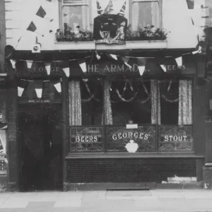 L'Armada pub, Broadmead, Bristol si è vestito per la Coronazione 1° giugno 1953. L'Armada pub, Broadmead, Bristol si è vestito per la Coronazione 1° giugno 1953.