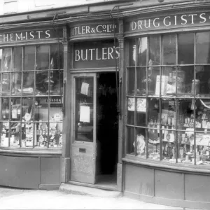 La bottega del farmacista Butler in Old Market, Bristol, circa gli anni '30. La bottega del farmacista Butler in Old Market, Bristol, circa gli anni '30.