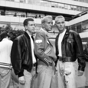 Los hermanos en los estudios de BBC Pebble Mill, Edgbaston, para lanzar la nueva frecuencia de Radio Uno.