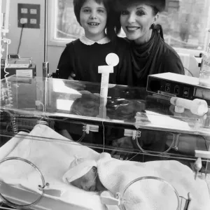 Joan Collins und Tochter Katja im Intensivbetrieb des Zentralkrankenhauses von Mittelmeer Joan Collins und Tochter Katja im Intensivbetrieb des Zentralkrankenhauses von Mittelmeer