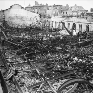 La bomba dañó la cáscara del Teatro Coliseo, Bristol. La bomba dañó la cáscara del Teatro Coliseo, Bristol.