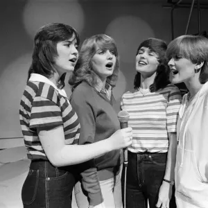 Las hermanas Nolan filmando una aparición de televisión en Escocia. 8 de noviembre de 1980. Las hermanas Nolan filmando una aparición de televisión en Escocia. 8 de noviembre de 1980.