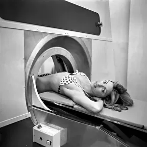 Model Gillian Duxbury in E. M. I. X-Ray scanner. April 1975 75-1905-004