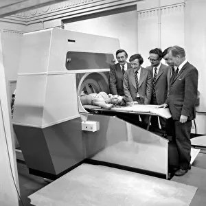 Model Gillian Duxbury in the E. M. I. X-Ray scanner with the team from L / R Godfrey