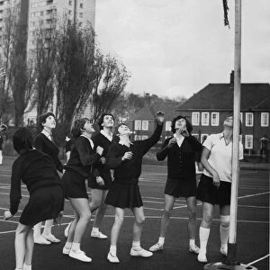 A netball lesson at Heaton school 01 / 6 / 1975 circa