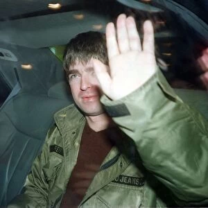 Noel Gallagher Oasis Glasgow December 1997 leaves the Hilton Hotel on way to the second