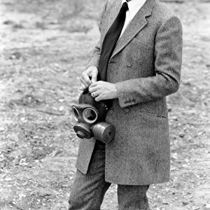 Peter Sellers Filming: Ringo Starr with gas mask on calling the people to come for their