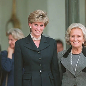 PRINCESS DIANA WEARING BLACK SUIT AND NECKLACE SMILES DURING A VISIT TO PARIS 27 / 09 / 1995