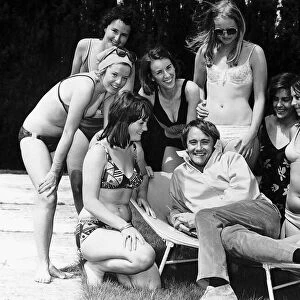 Robert Vaughn actor with girls - June 1971 Dbase MSi