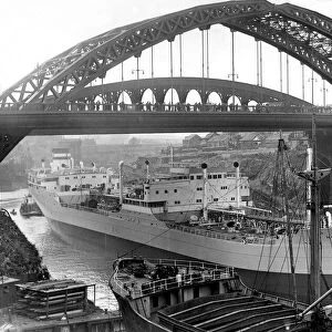 The Ship Hoegh Eagle moves up the River Wear under the Wearmouth Bridge in Sunderland
