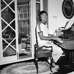 Singer and Presenter Des O Connor at his home. June 1980 Desobit