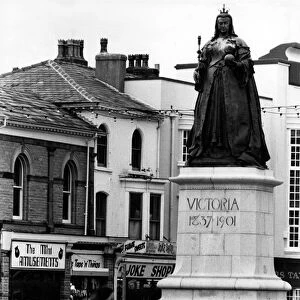 The statue of Queen Victoria on Neville Street, Southport. 15th July 1985
