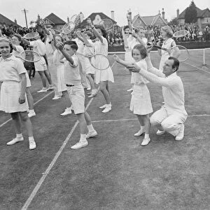 Tennis Fred Perry coaches children from the Surbiton High School