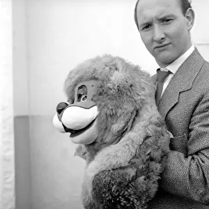 Terry Hall with Lennie the Lion. 1954 A401-009