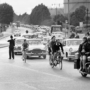 Traffic queuing up to cross Staines bridge June 1960 M4339