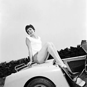 Viki Lincoln, British female racing driver. Glamour / 60s fashion. June 1960 M4373-007