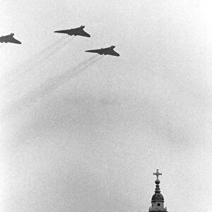 VULCAN BOMBERS DOING A FLY PAST OF ST PAULS DURING THE FALKLANDS WAR VICTORY PARADE