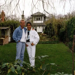 Wayne Dobson Magician with Wife Karen Dobson in rear garden of cottage Dbase A©Mirrorpix