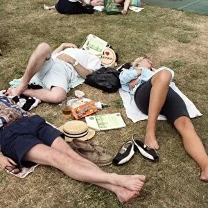 Wimbledon. Spectators asleep outside. June 1989 89-3819-022