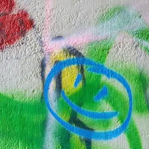 Un grafiti en una pared, sonrisa. Un grafiti en una pared, sonrisa.