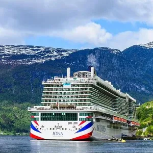 Popular Themes Canvas Print Collection: Cruise Ships