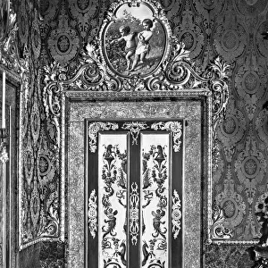 Door in the Sala da Pranzo del Corpo Diplomatico (dining hall of the diplomatic corps), Royal Palace, Naples