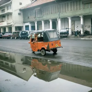 La vita quotidiana nelle strade di Giacarta, sull'isola di Giava, Indonesia negli anni '80. La vita quotidiana nelle strade di Giacarta, sull'isola di Giava, Indonesia negli anni '80.