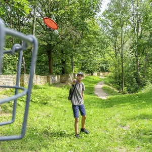 Disc Golf Print: Boy Throws at Volkspark Potsdam Disc Golf Print: Boy Throws at Volkspark Potsdam