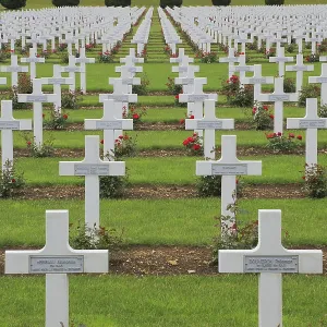 Cementerio y osario Ossuaire de Douaumont conmemorando la Batalla de Verdún. Cementerio y osario Ossuaire de Douaumont conmemorando la Batalla de Verdún.