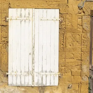 Puerta cerrada y ventana de madera blanca. Puerta cerrada y ventana de madera blanca.