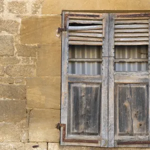 Ventana de madera cerrada, fachada de casa histórica. Ventana de madera cerrada, fachada de casa histórica.