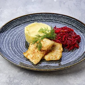 Pescado de hacha frito en pan rallado con puré de patata y remolacha asada. Pescado de hacha frito en pan rallado con puré de patata y remolacha asada.
