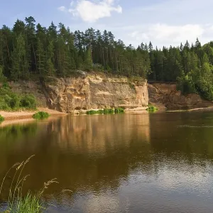 Río Gauja con acantilados de arenisca del Devónico. Río Gauja con acantilados de arenisca del Devónico.