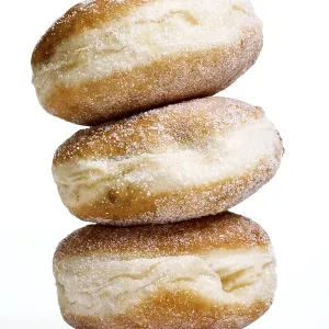 Tres donas de jamón apiladas.