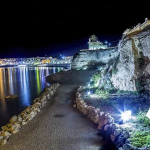 Vista nocturna del puerto de Otranto. Vista nocturna del puerto de Otranto.