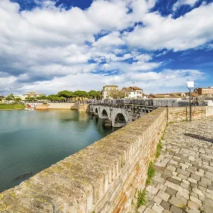 Il Ponte di Tiberio a Rimini, uno dei più solidi edifici architettonici costruiti dai Romani.