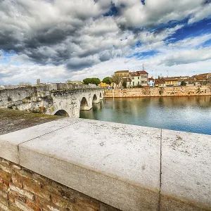 Il Ponte di Tiberio a Rimini, uno dei più solidi edifici architettonici costruiti dai Romani.