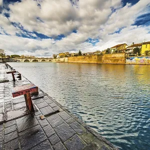 Il ponte di Tiberio a Rimini, uno degli edifici architettonici più solidi costruiti dai Romani.