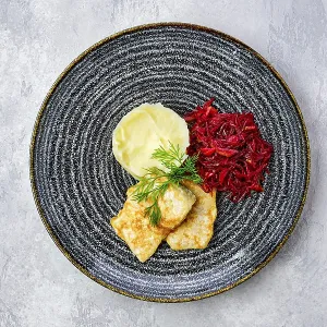 Vista superior de bacalao frito en panada con puré de patata y remolacha asada. Vista superior de bacalao frito en panada con puré de patata y remolacha asada.