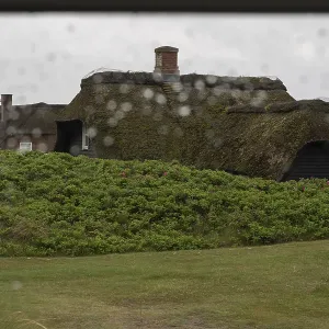 Vue à travers une fenêtre avec des gouttelettes de pluie floues. Vue à travers une fenêtre avec des gouttelettes de pluie floues.