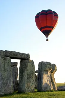 Heritage/prehistoric remains stonehenge/balloon stonehenge n060085 Heritage/prehistoric remains stonehenge/balloon stonehenge n060085