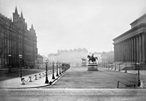 Equestrian statues, St. Georges Hall, Liverpool M950878 Equestrian statues, St. Georges Hall, Liverpool M950878