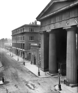 Victorian Architecture - Buildings, Streets and Landmarks: Euston Road Print: Arch and Pillars
