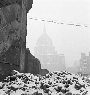 St Pauls Cathedral in bomb damaged surroundings AA093716 St Pauls Cathedral in bomb damaged surroundings AA093716